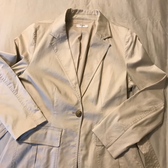 Untuckit brand, for her. jacket/trench style. Medium. Tan with button and belt - Picture 2 of 10